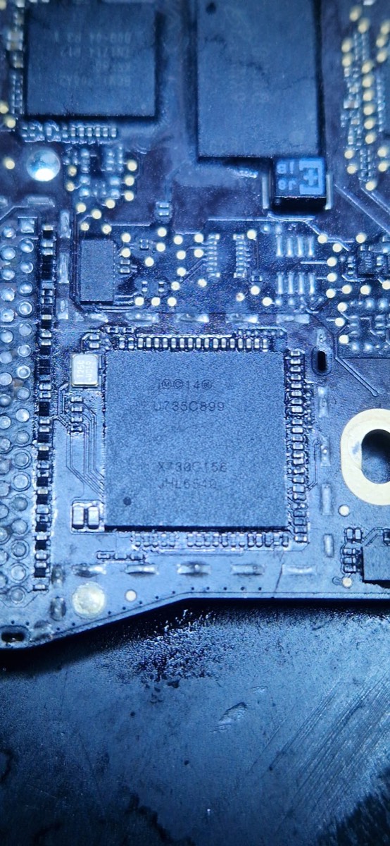 Chip saldato correttamente dopo intervento di micro-saldatura