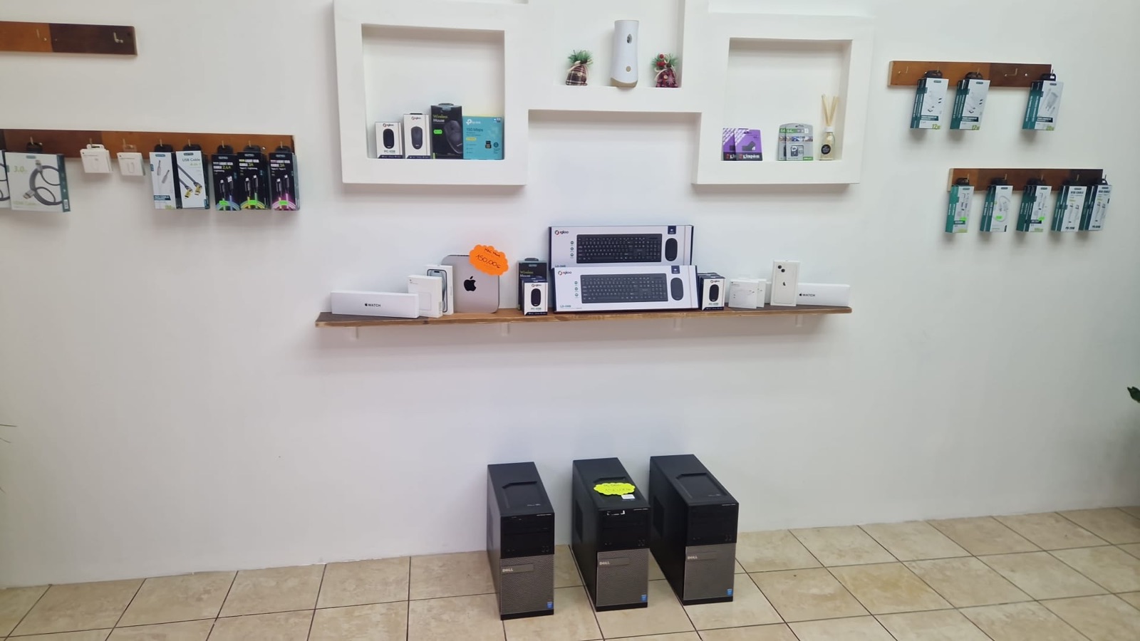 Parete del laboratorio Riparazione iPhone Cagliari con attrezzatura e schermi diagnostici